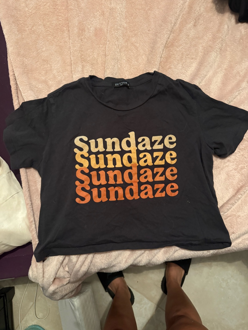 Zutter Black 'Sundaze' Graphic Crop Tee in Sunset Gradient